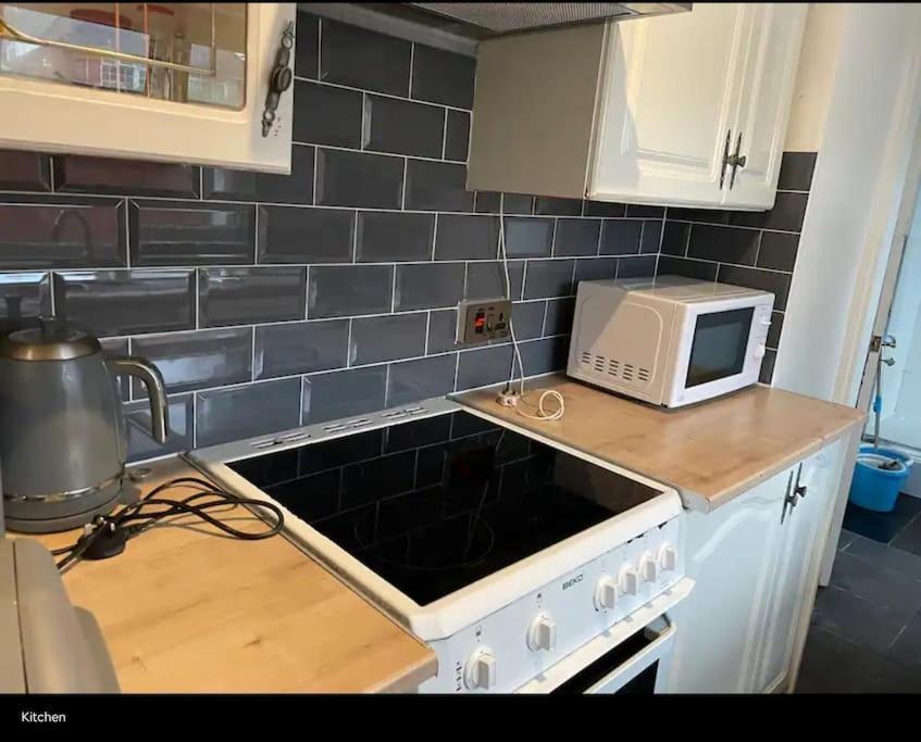 Wv1 Budget Contractor Stays- 5 Beds - Discounts Ok Wolverhampton Eksteriør bilde